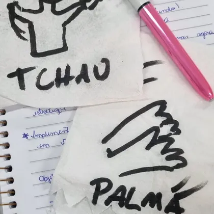 Papéis com desenhos e as palavras TCHAU e PALMA