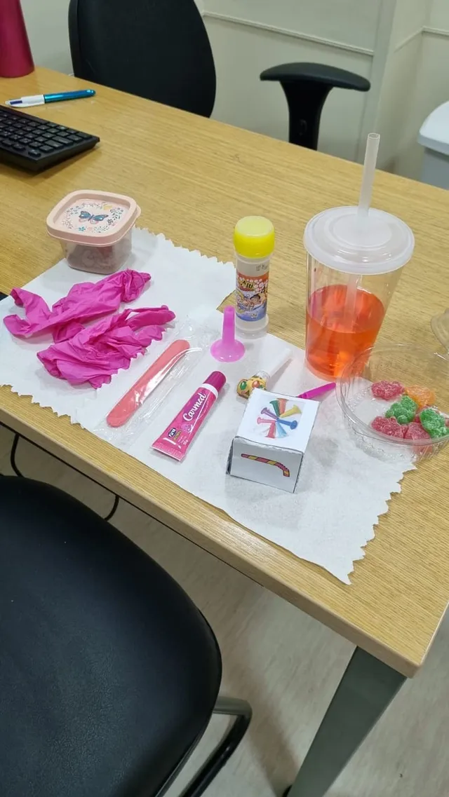 Bolhas de sabão, apito, abaixador de língua e outros materiais sobre a mesa